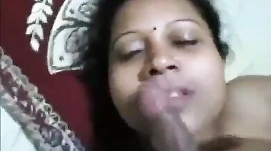 Moodu eriya monji vachi karupu sunni oombum aunty padam