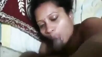 Moodu eriya monji vachi karupu sunni oombum aunty padam