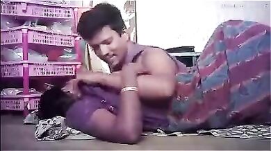 Anni meethu paduthu aval karuppu mulai sappi sex movie