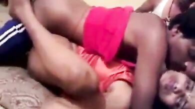 Purushan pakathil iruka tharayil paduthu kuthu vangiya wife