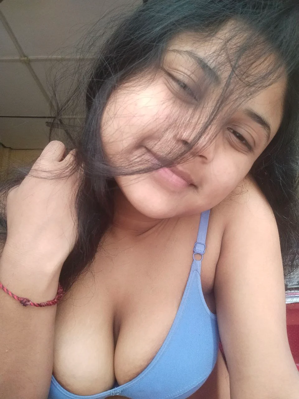 ஈஸ்ட் பொண்ணு தமிழ் பையனுக்கு காட்டும் செக்ஸ் போட்டோ