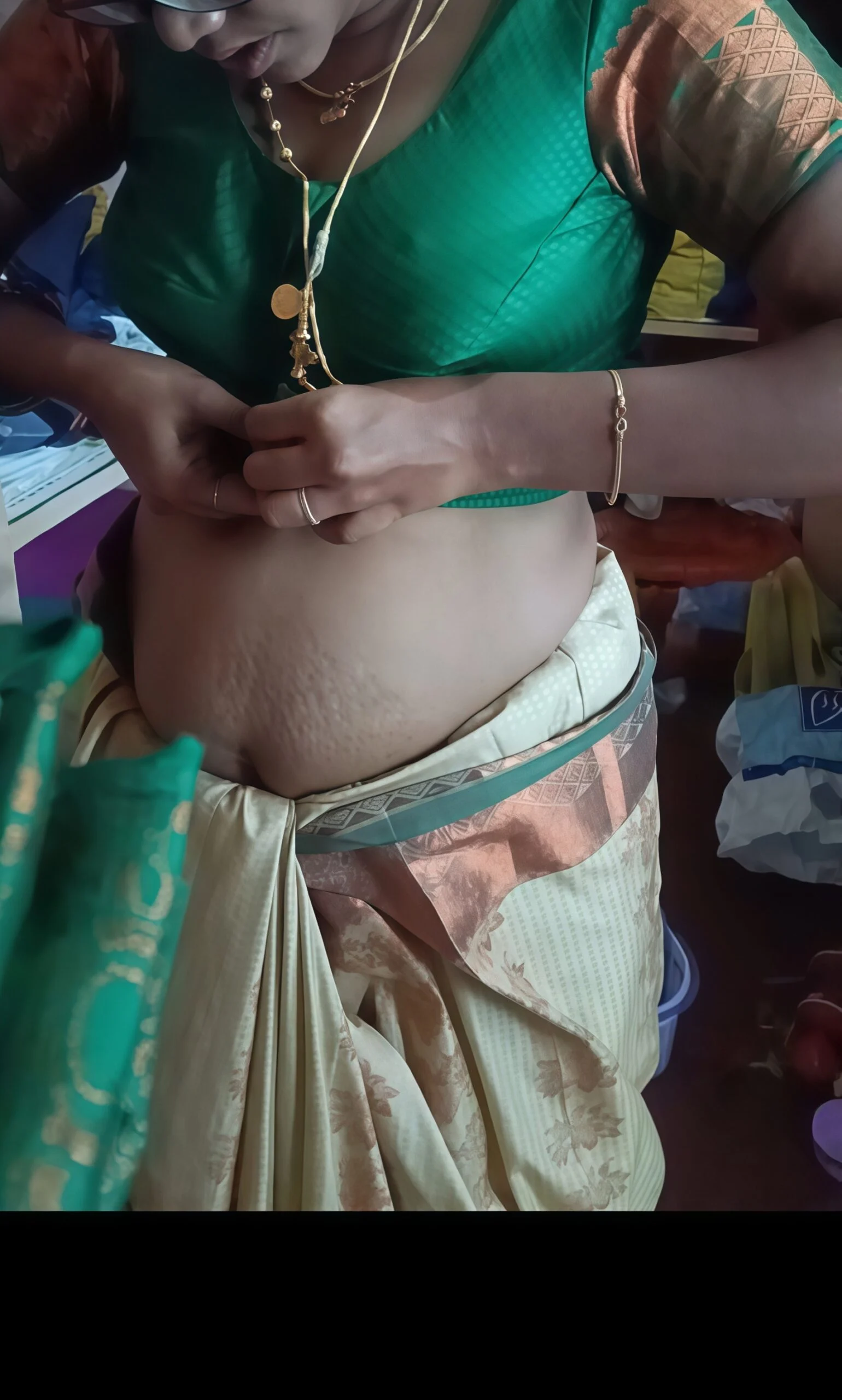 ஜாக்கெட் கழட்டுங்க ஆன்டி பால் குடிக்கிறேன் செக்ஸ் போட்டோஸ்